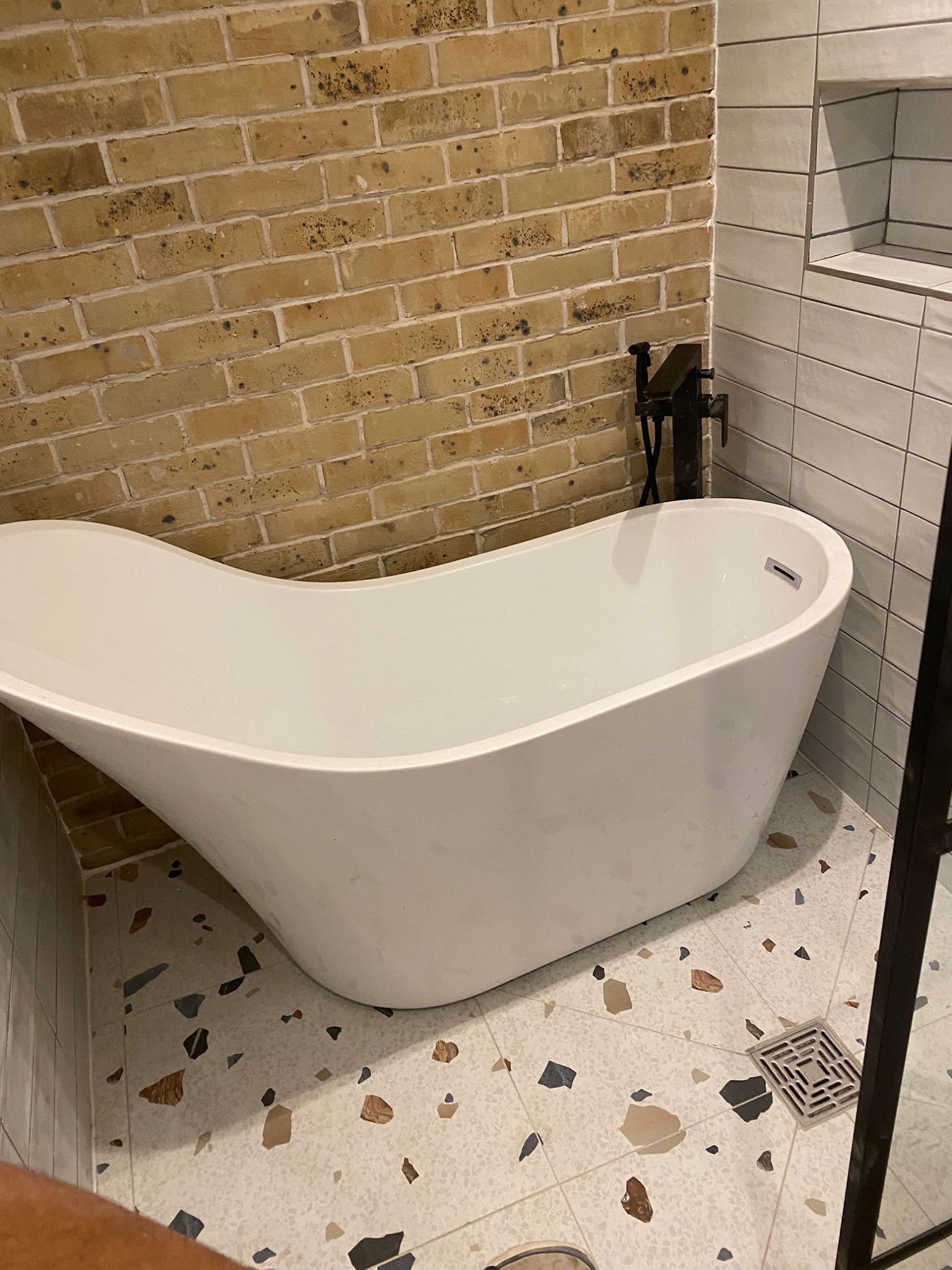 Bath tub